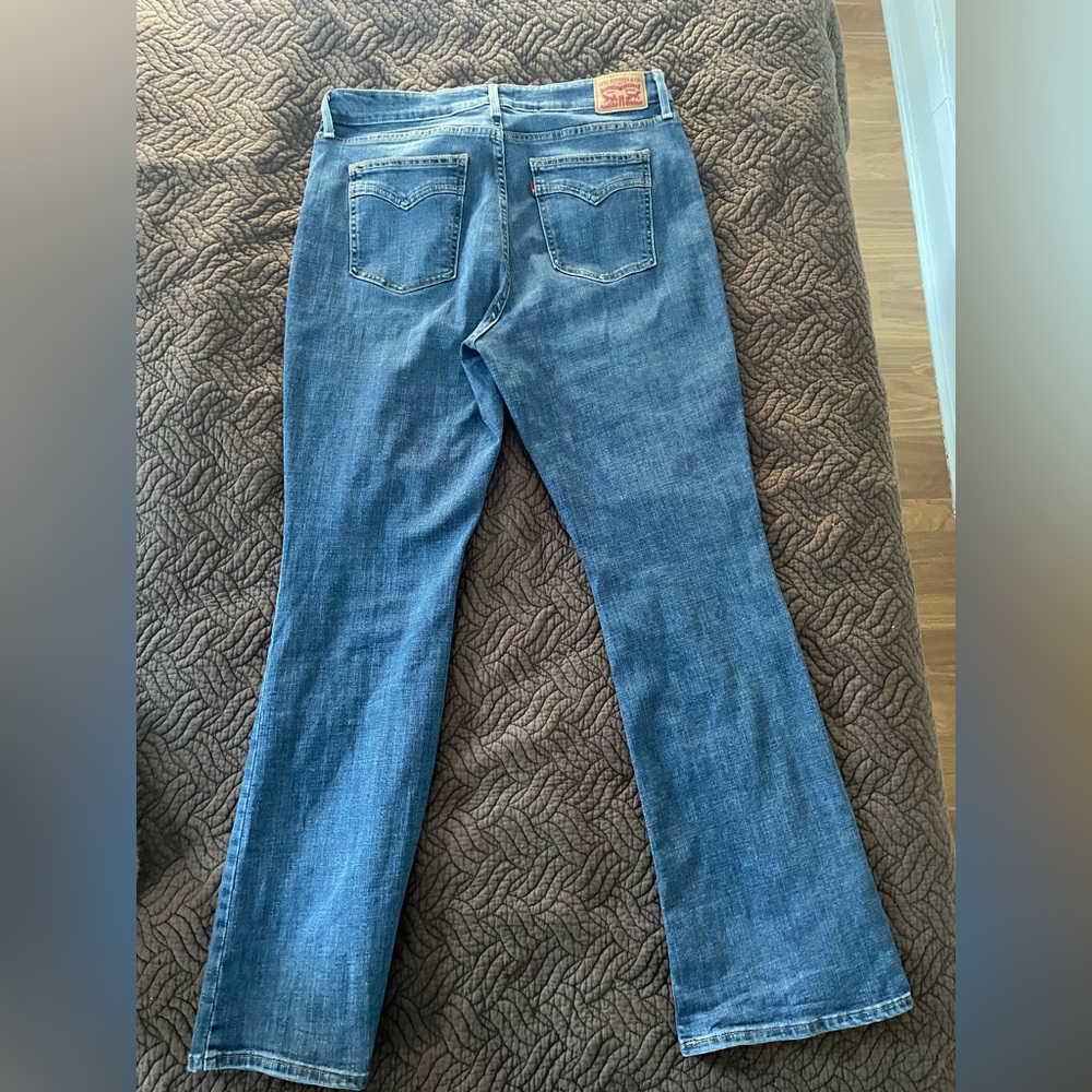 725 Levis - Picture 3 of 11